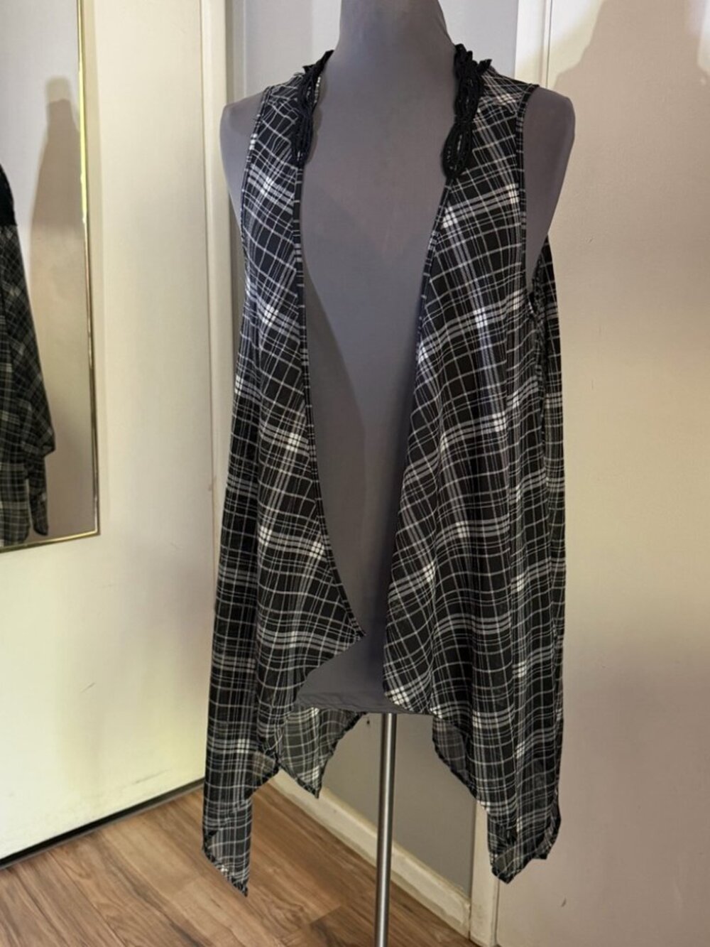 5/$25 - No Boundaries junior women's small plaid sleeveless cardigan open front - Picture 6 of 6
